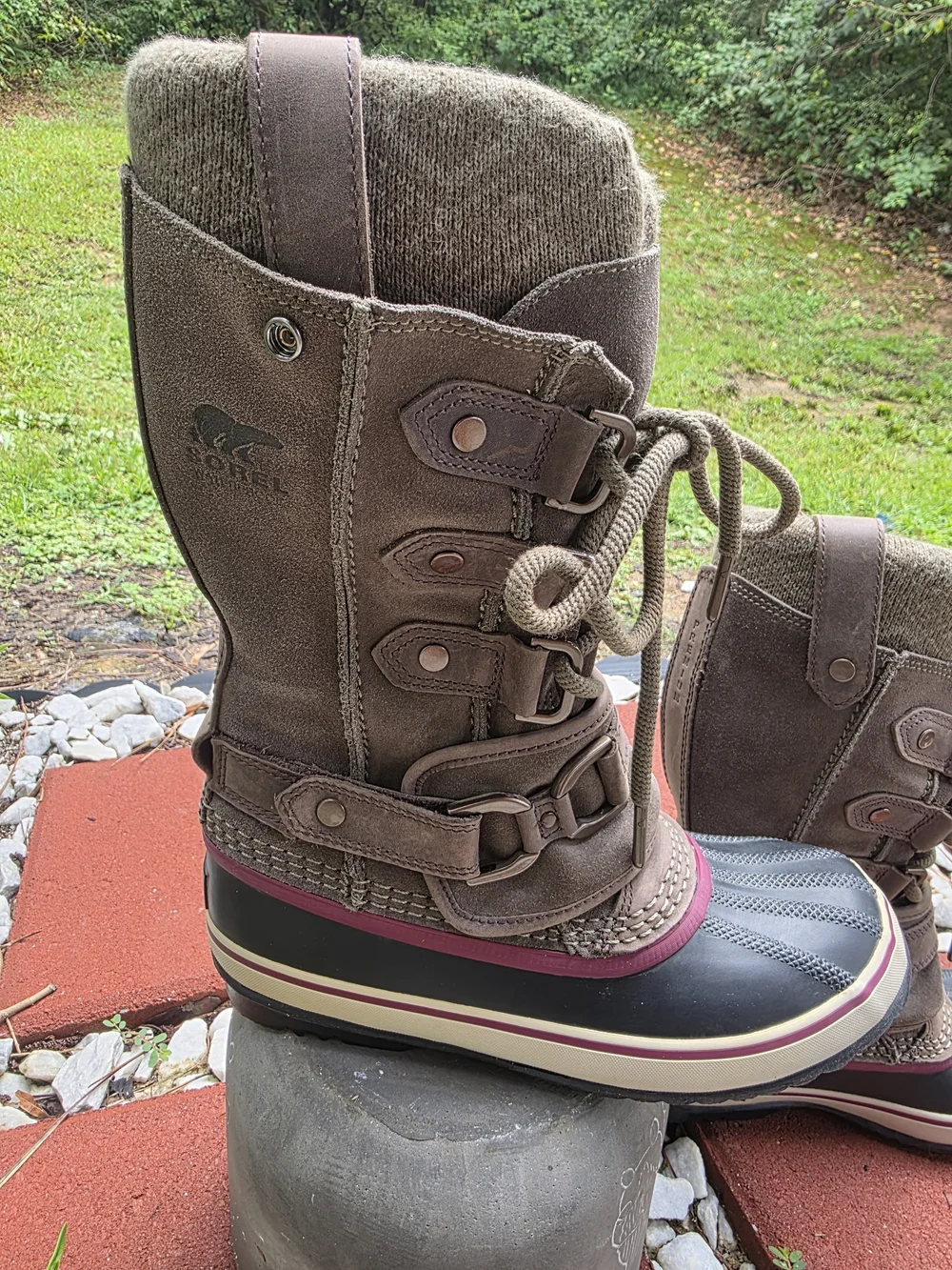 Sorel Women's Brown and Black Winter Duck Boots with Maroon Trim Size 6.5 Used.
